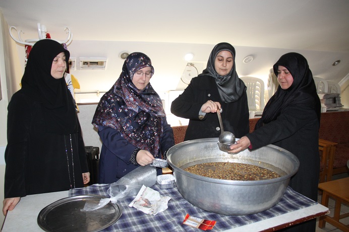 Saadetli kadınlardan aşure ikramı