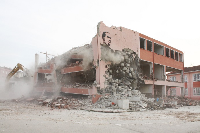 Deprem testinden geçemeyince yıkıldı