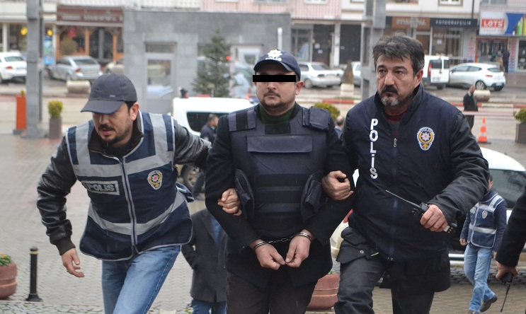 Arkadaşının boğazını kesip öldürdü