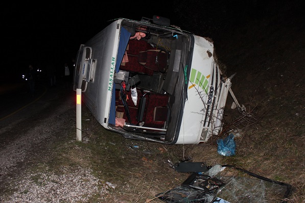 Tahtaköprü’de midibüs devrdildi