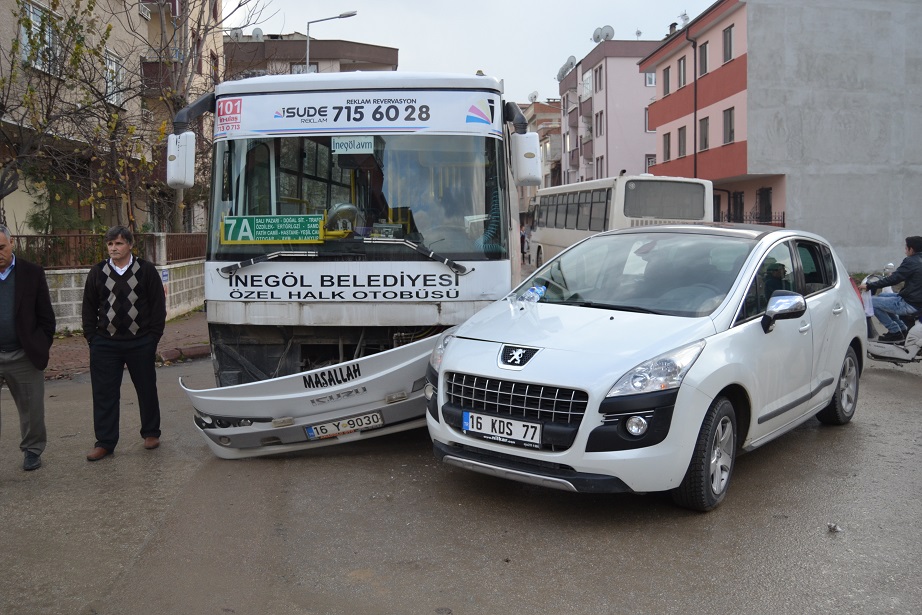 Halk otobüsü ile otomobil kafa kafaya çarpıştı