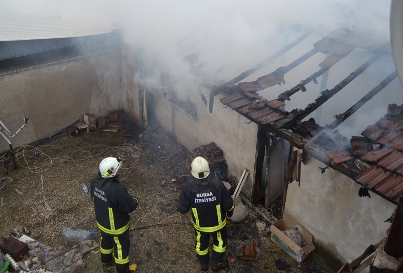 Apartmanın çatı katı küle döndü