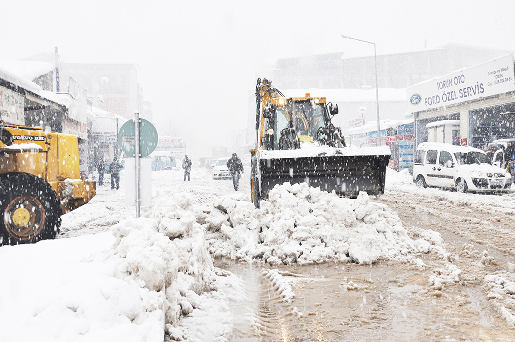 41 iş makinesi karla mücadele ediyor