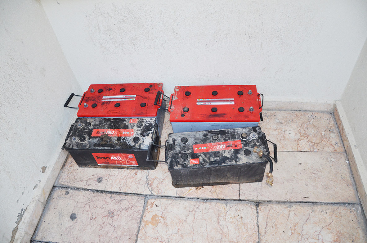 Akü hırsızları yakalandı