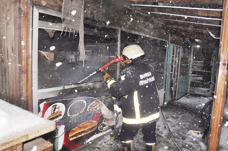 Isınmak isterken yangın çıkardı