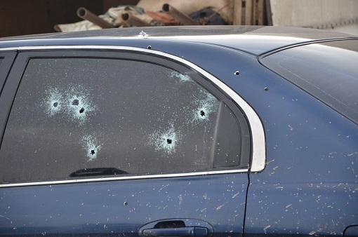 İnegöl’de uzun namlulu silahla araca saldırdılar