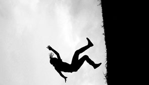 4 Metre yüksekten yere çakıldı