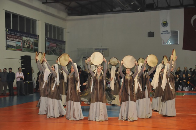 80 Kişilik folklor ekibi mest etti