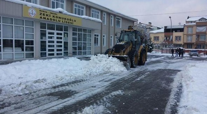 Okul önlerinde kar çalışmaları