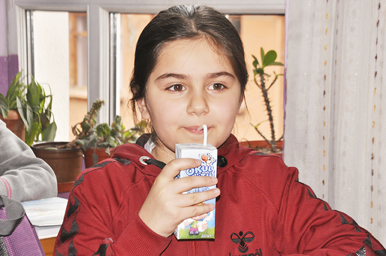 Okulun ilk günü sütle başladı