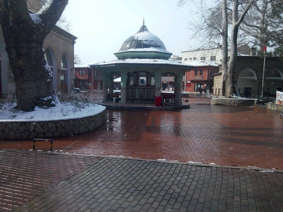 Güneşli kar yağışı şaşırtıyor