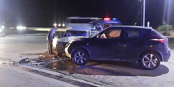 Petrol istasyonunda çarpıştılar