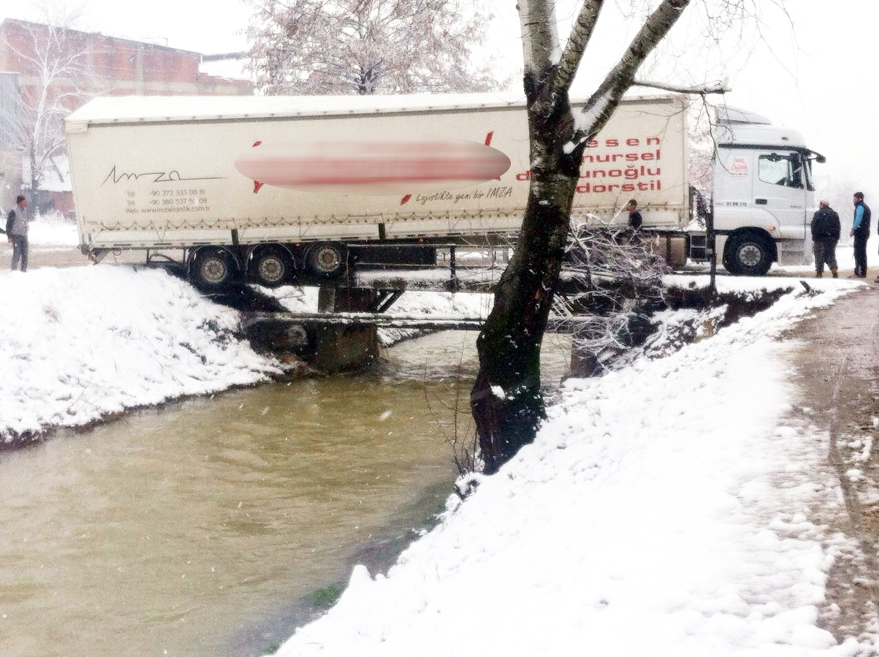 Dar köprüden geçmen isteyince olan oldu
