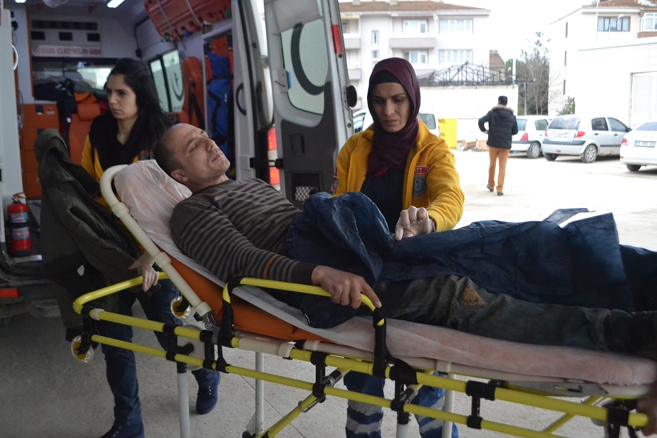 Motosiklet kamyonetle çarpıştı