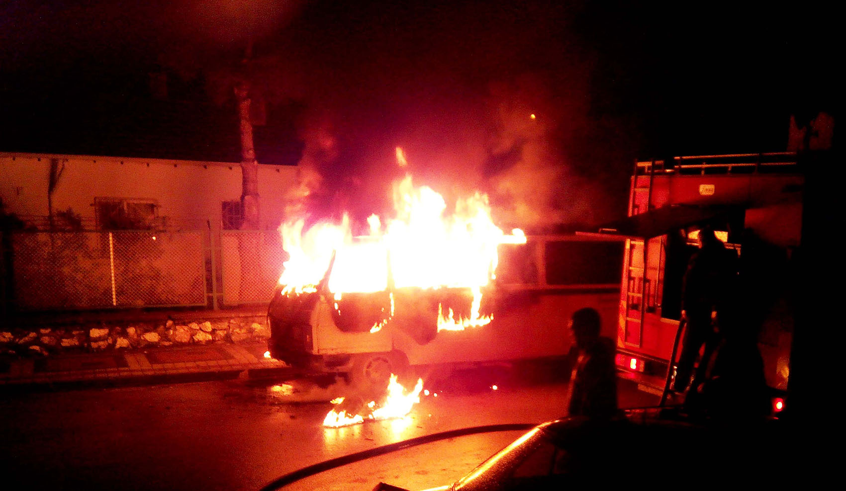 Park halindeki araç küle döndü