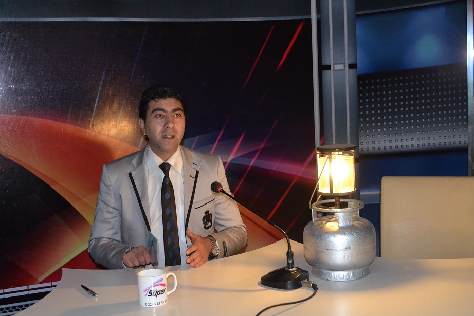 Lüks lambasıyla haberleri sundu