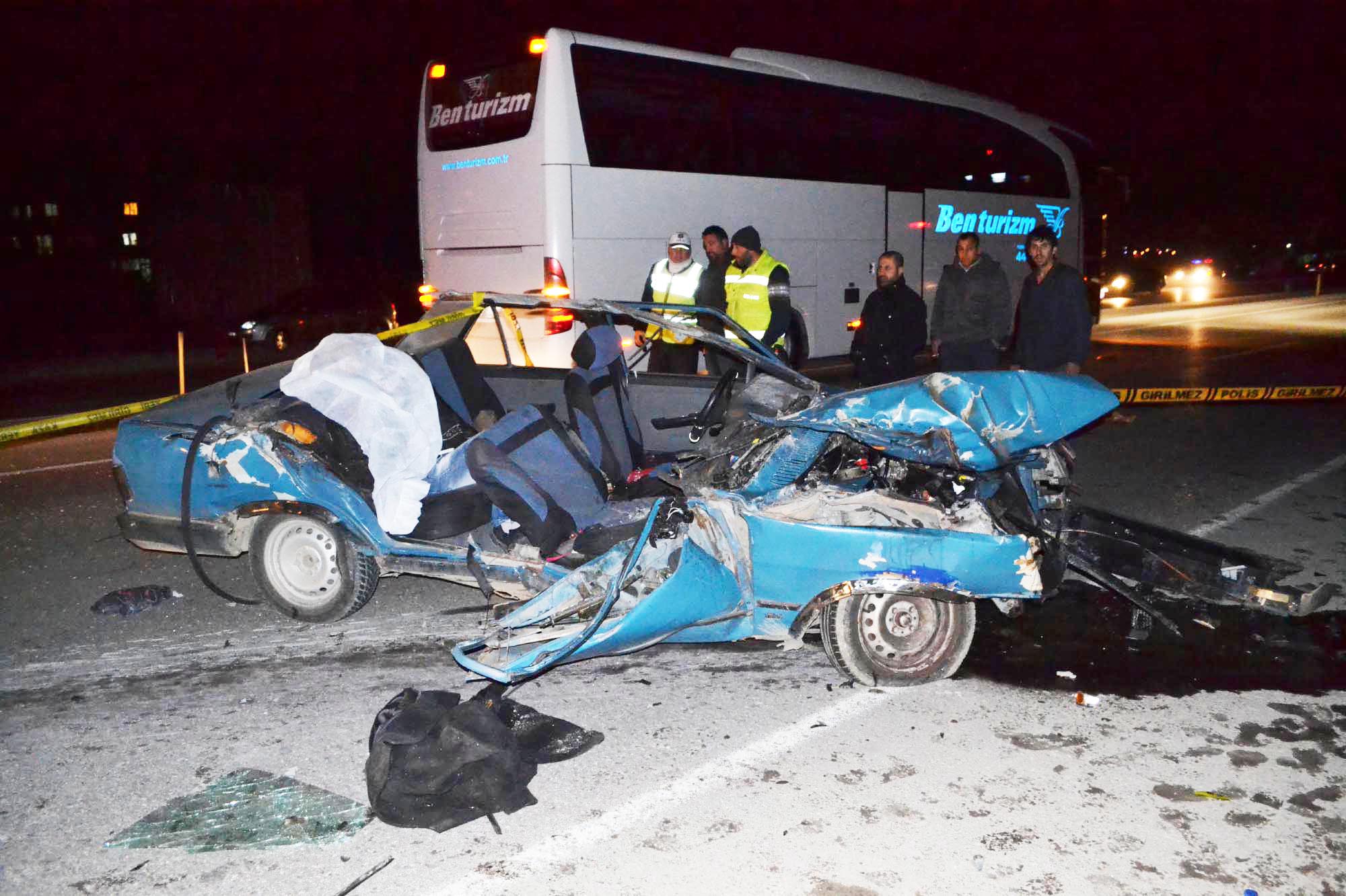 Yola fırlayan köpek iki cana mal oldu