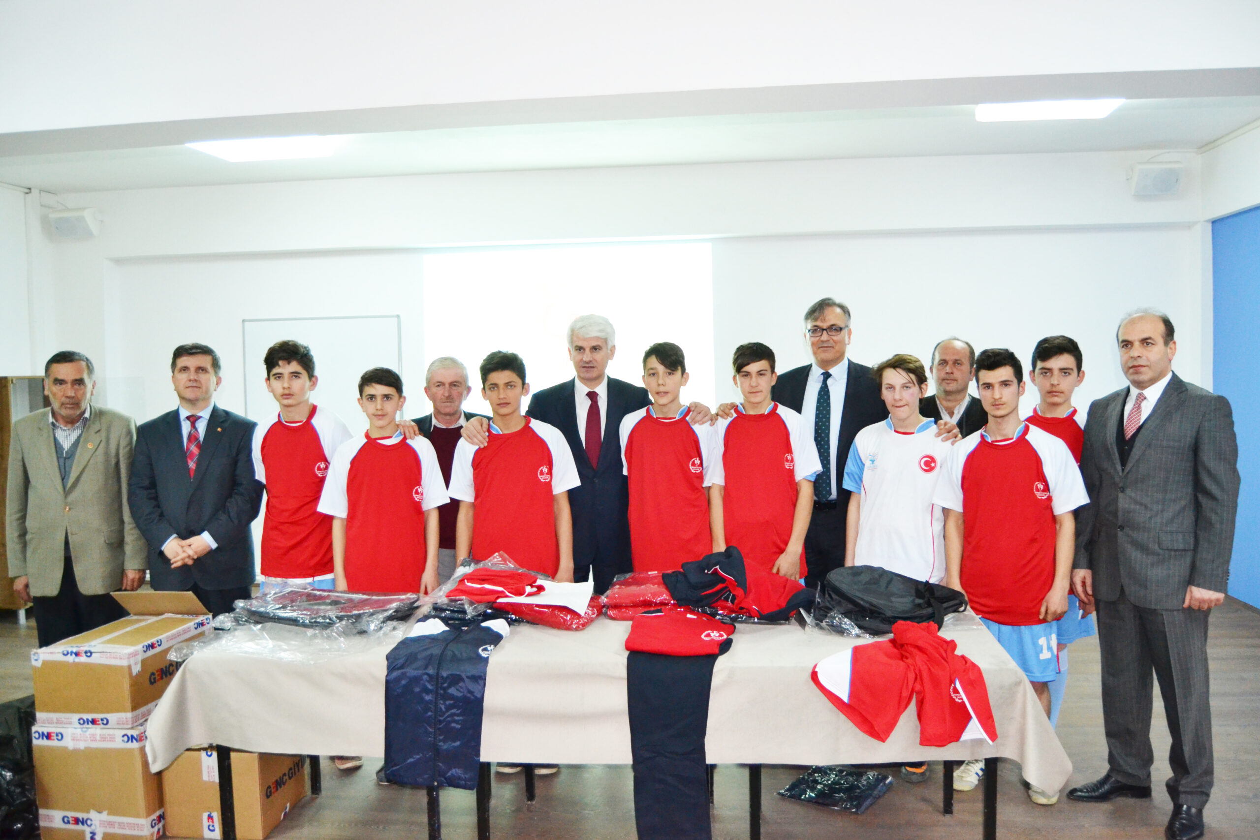 İsaören gençlerine spor malzemeleri