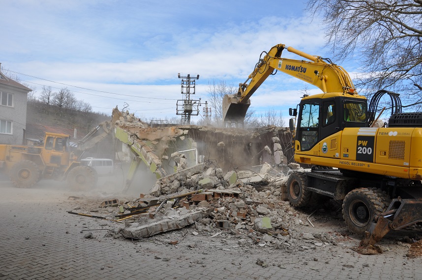 Hilmiye’deki metruk bina yıkıldı