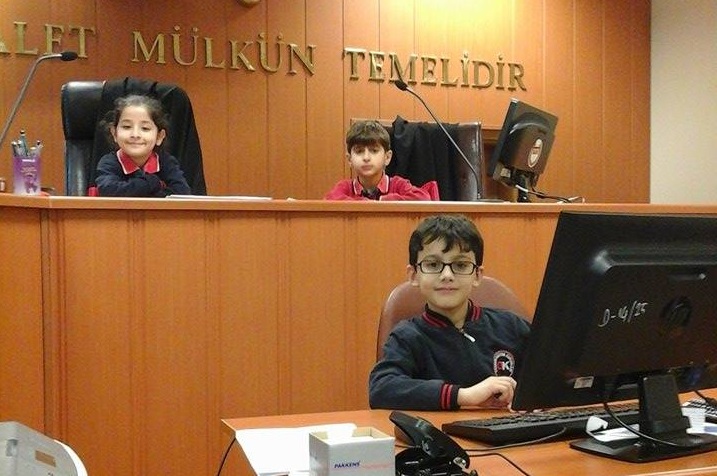 Kosovalı minikler adalet sarayında