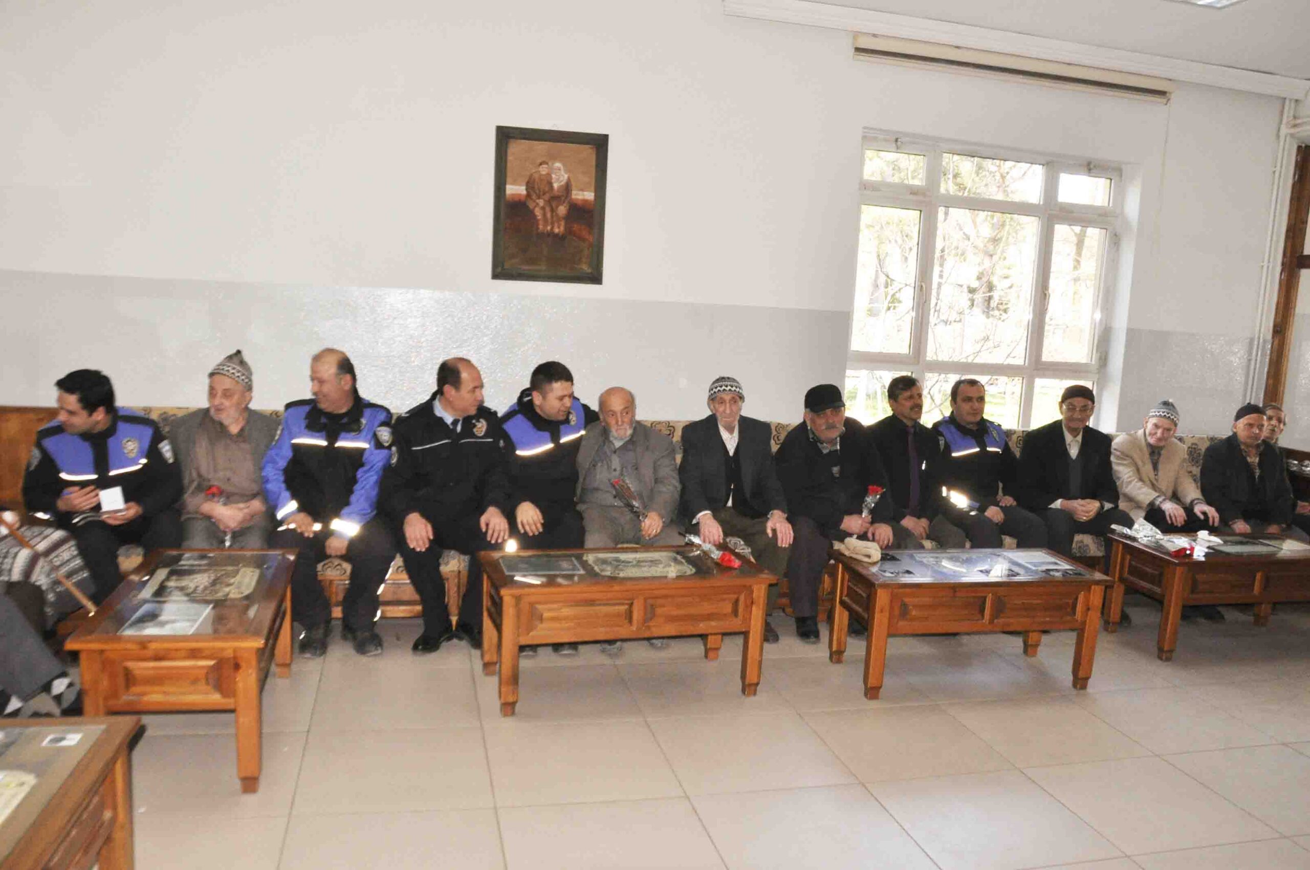 Emniyet mensupları yaşlıları unutmadı