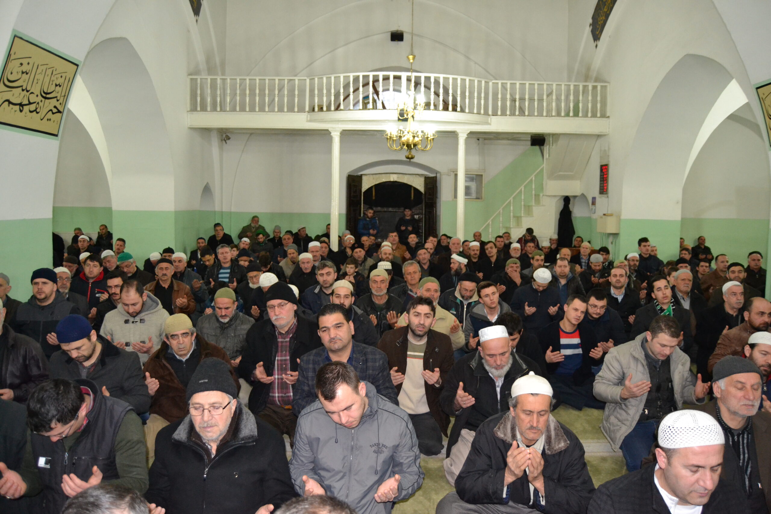 Eller Şehitler için semaya kalktı