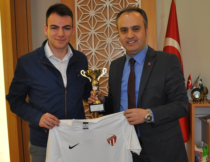 Başkan Aktaş’tan Futsal takımına hediye