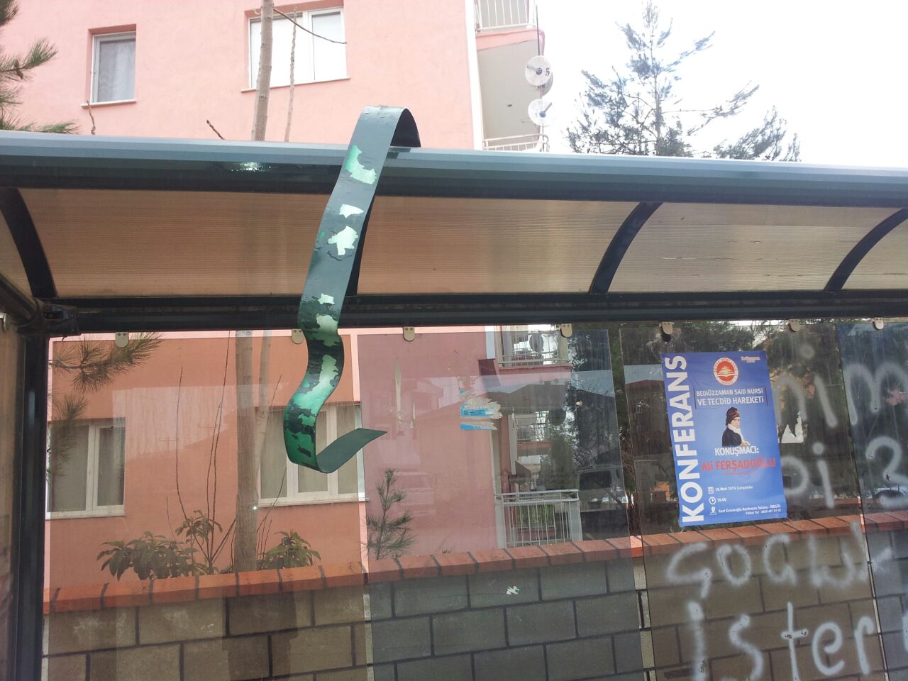 Durağa saldırdılar!