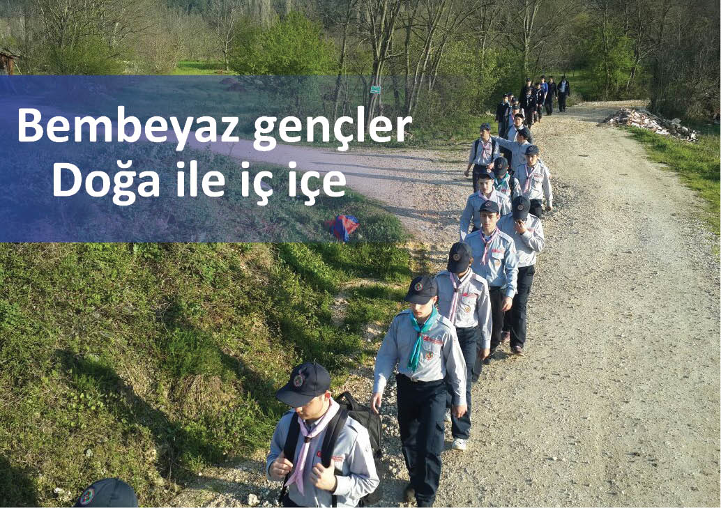 Bembeyaz gençler doğa ile iç içe