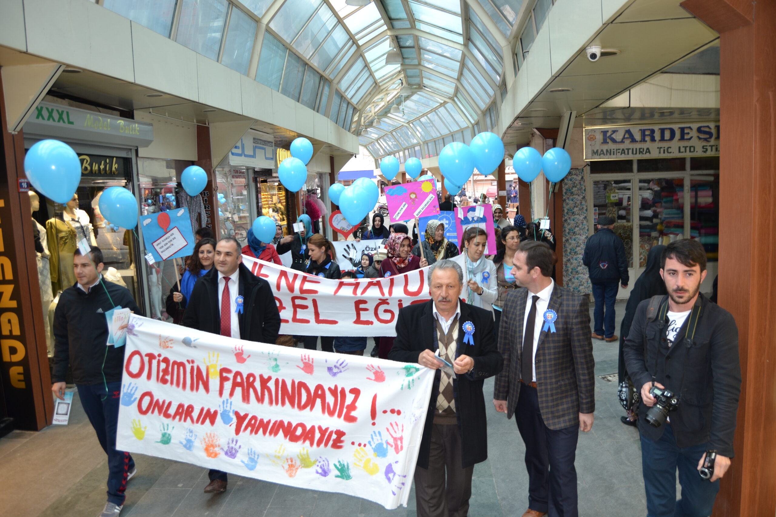 Otizmliler için yürüdüler