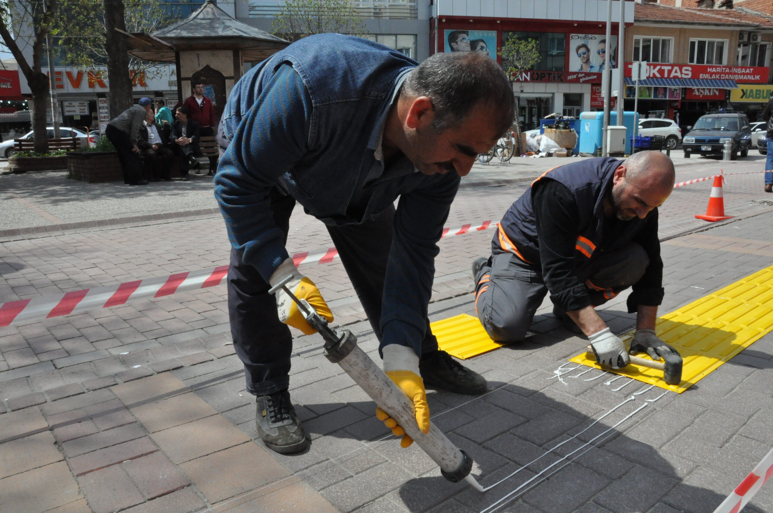 Engelli kaldırımlar yenilendi