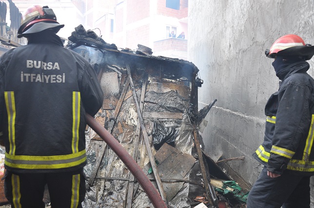 Metruk bina yangını mahalleliyi sokağa döktü