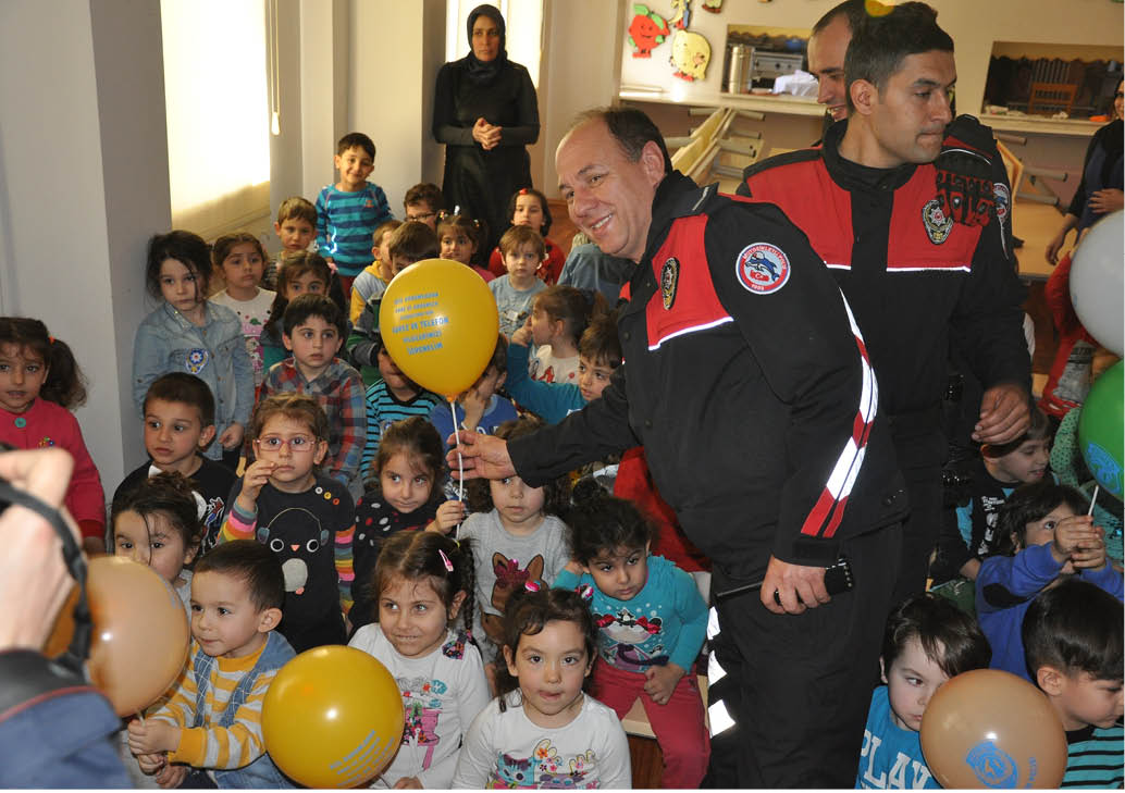 Emniyet eğitimlerini sürdürüyor