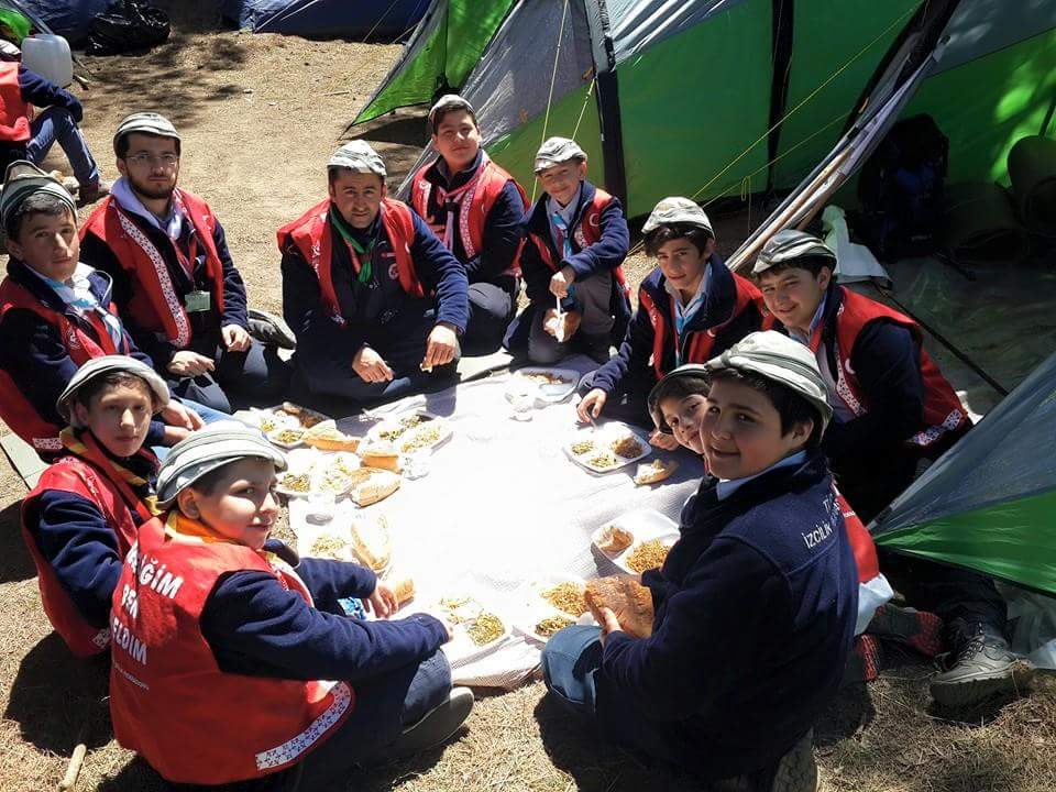 Bembeyaz gençler ecdad için yürüdü