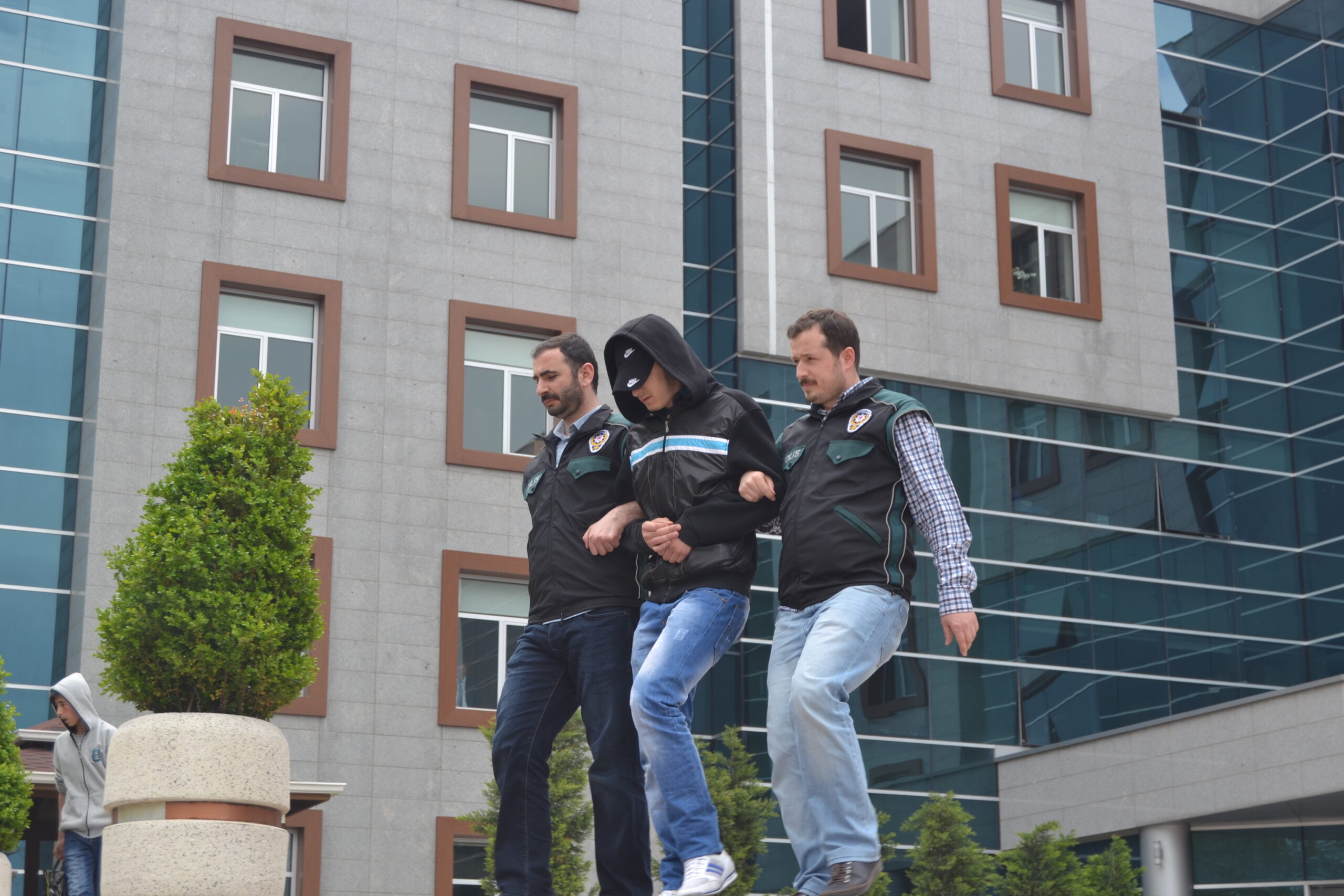 Bir bir yakalanıyorlar