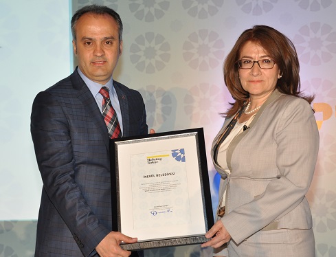 Başkan ödüle doymuyor