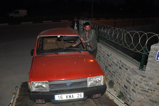 Üniversiteli gençler araç içerisinde sıkıştı