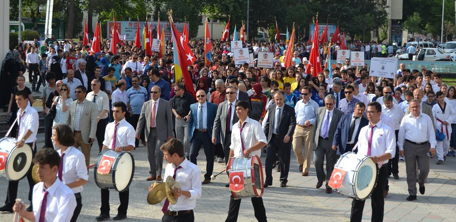 Gençlerle “Gençlik” yürüyüşü