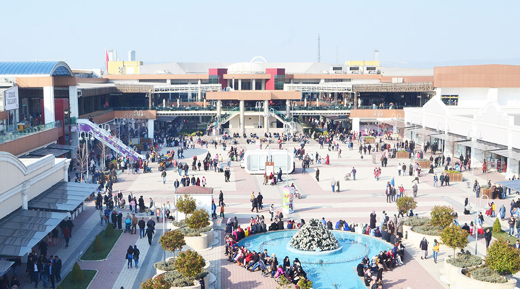 İnegöl AVM anneleri unutmadı