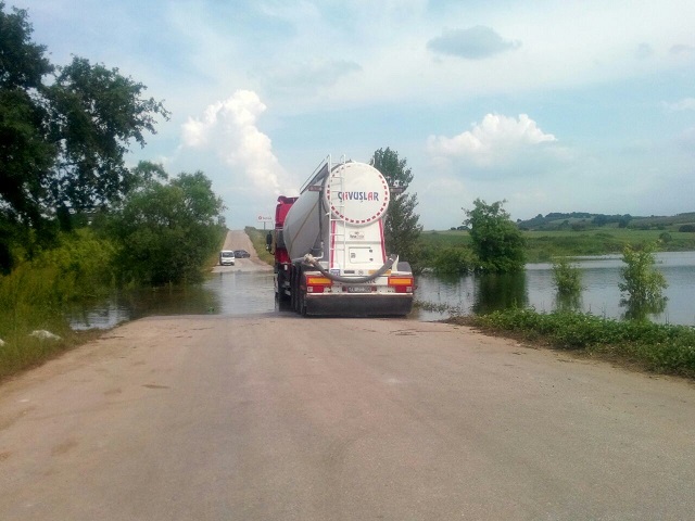 Baraj suları yolu kapattı