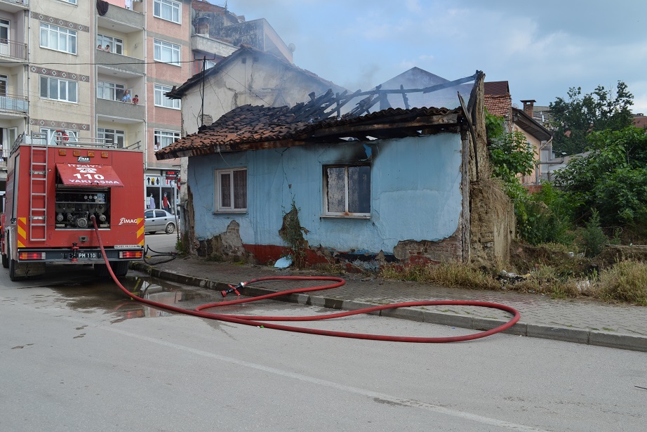 Tek katlı ahşap ev küle döndü