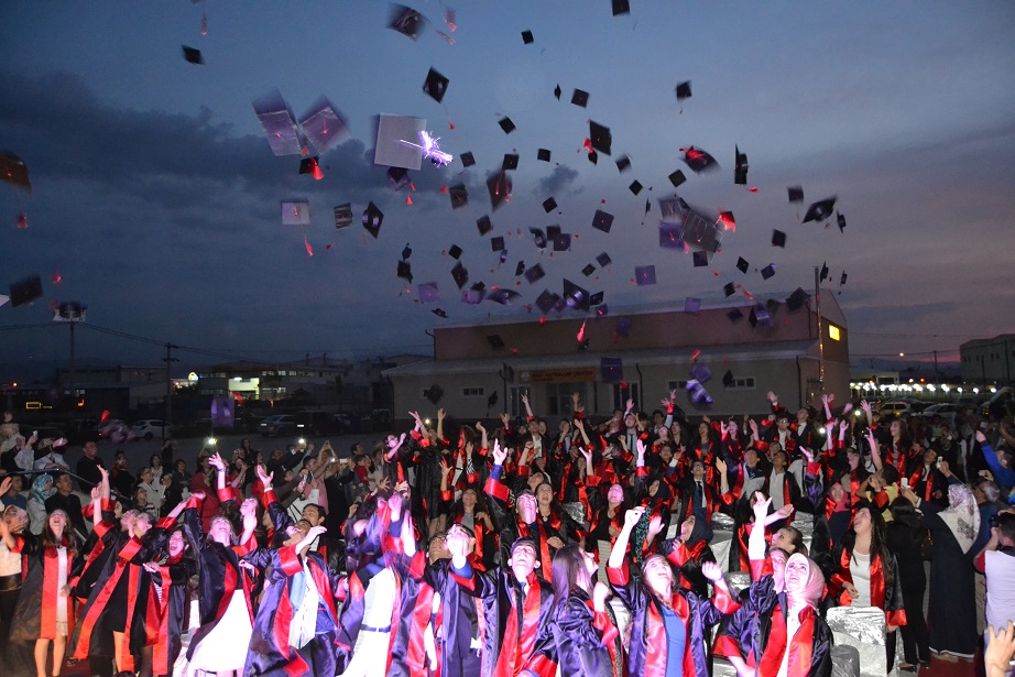 Naire Çikayeva’da mezuniyet sevinci