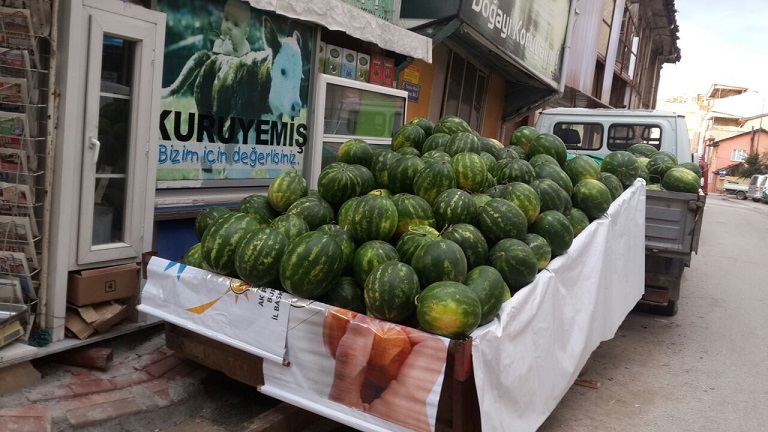 Kaldırımı geçti yolu işgal etti