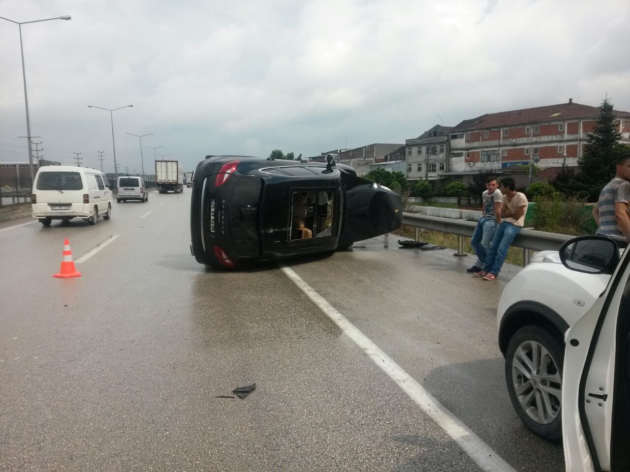 Kontrolden çıktı yan yattı