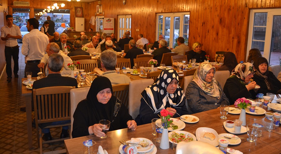 Emekli PTT memurları yemekte buluştu