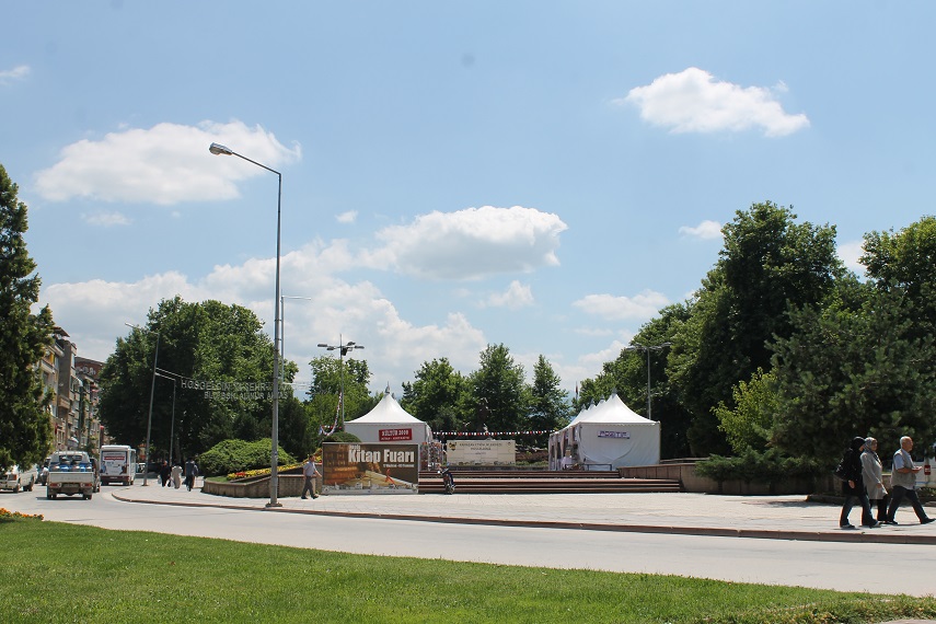 Çarşı’da in cin top oynuyor