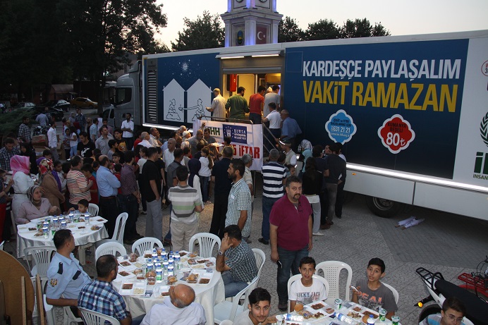 Binler İHH’nın iftarında buluştu