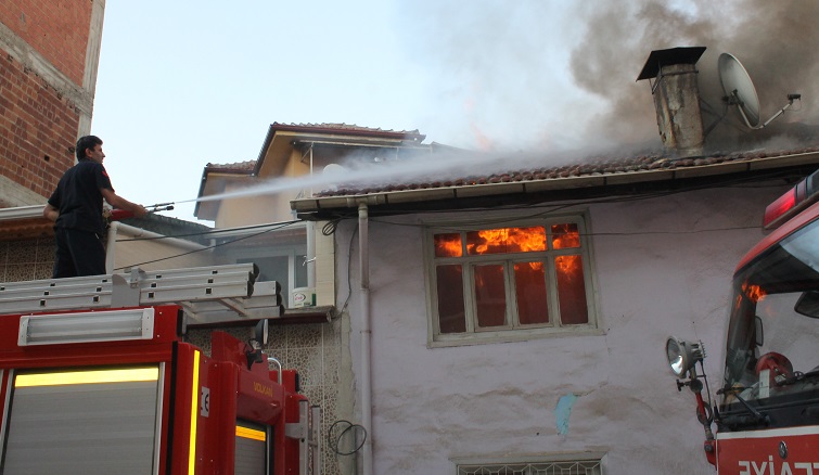 2 katlı ev alevlere teslim oldu