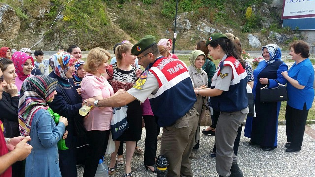 Jandarma’dan bayram kutlaması