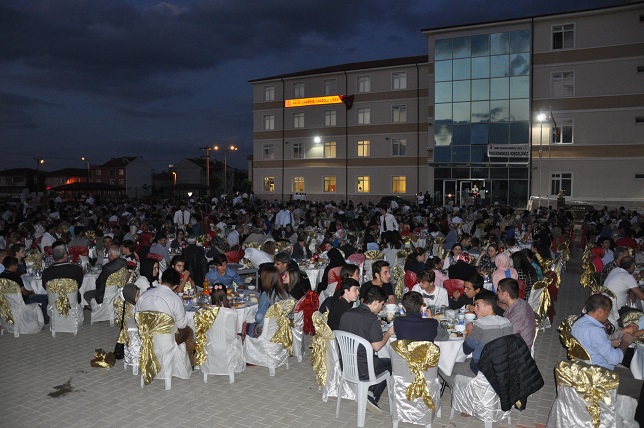 Örnek hayırseverden iftar
